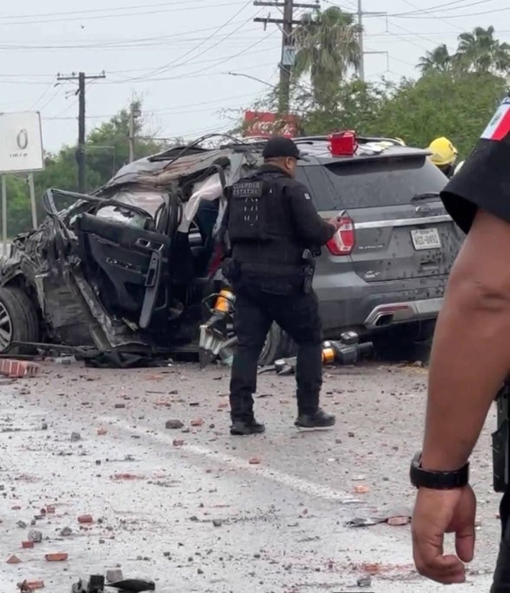 Reporteroszona's tweet photo. 🚨🚔Camioneta gabacha se hace pedazos al chocar y destrozar altar de San Judas; la imagen del santo milagroso resultó intacta🚨🚔
#Matamoros Brutal accident3 se registró esta mañana en la carretera que conduce a #PlayaBagdad, a la altura de la colonia Industrial. https://t.co/SXjgs2dPgk