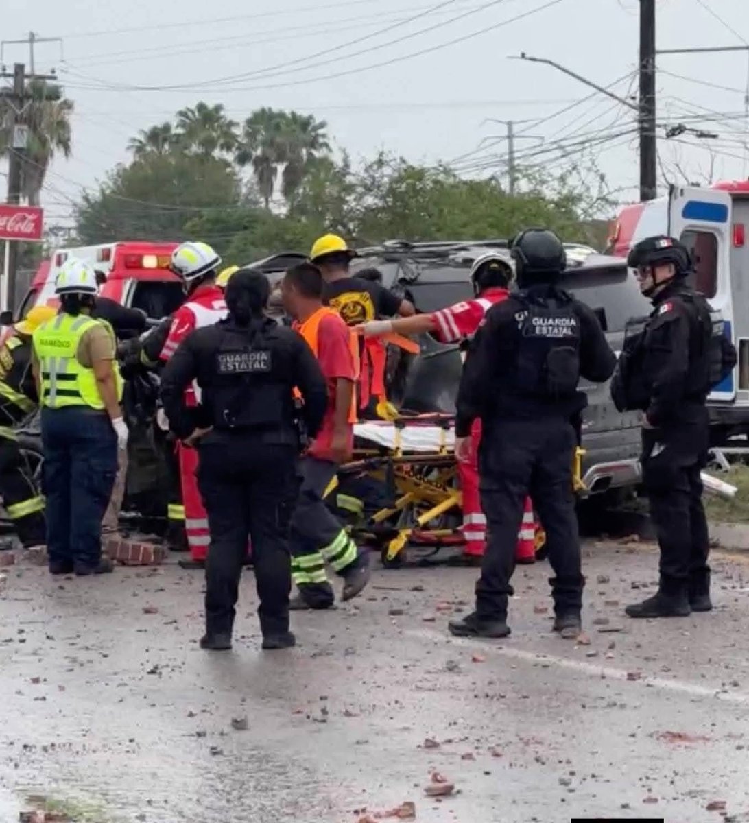 Reporteroszona's tweet photo. 🚨🚔Camioneta gabacha se hace pedazos al chocar y destrozar altar de San Judas; la imagen del santo milagroso resultó intacta🚨🚔
#Matamoros Brutal accident3 se registró esta mañana en la carretera que conduce a #PlayaBagdad, a la altura de la colonia Industrial. https://t.co/SXjgs2dPgk