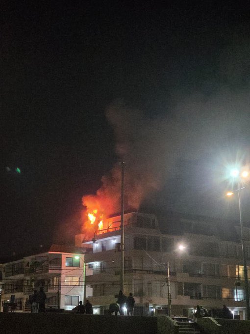 bomberosvina's tweet photo. 🚨EMERGENCIA🚨 A esta hora, se procede con incendio estructural declarado en centro de Reñaca, fuego en departamento de 5to piso, 7 máquinas trabajan en el lugar.

🚒Conduzca con precaución y despeje paso para vehículos de emergencia

❌EVITE DIRIGIRSE AL LUGAR❌ https://t.co/f4v0y2vXBn