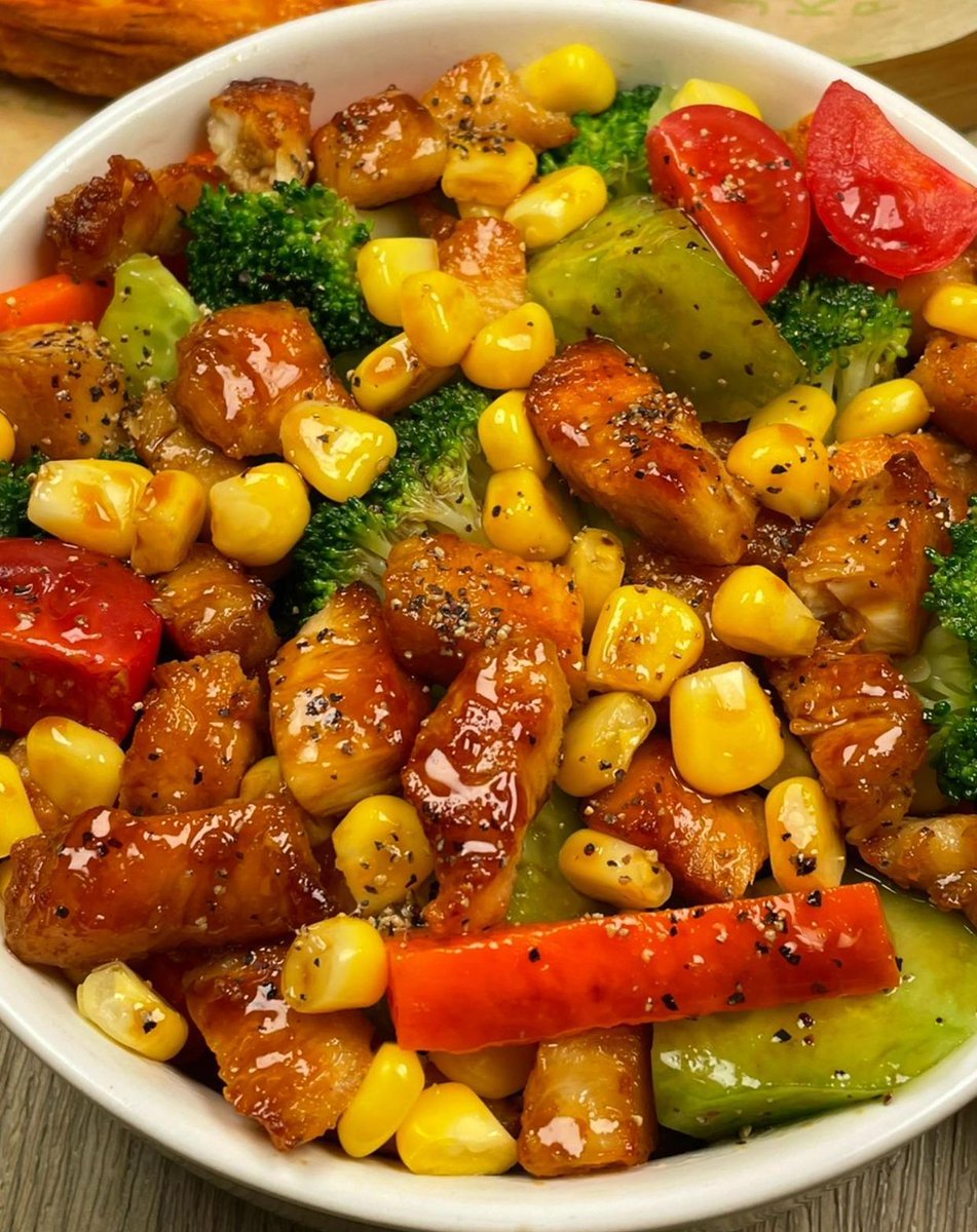 HiroMat05's tweet photo. Quick u0026 tasty减脂餐 here! Grilled chicken + quinoa + roasted veggies = 28g protein, fiber-packed, 350 kcal. Perfect for post-workout or busy weekdays! https://t.co/MbM47wre7w