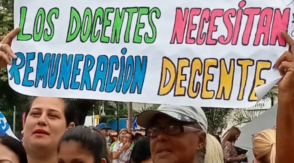 raquel_fig's tweet photo. ¿Un bono vacacional calculado sobre un sueldo base en casi cero sueldo? ¿1.000-2000 bolívares para descansar tras un año de esfuerzo? ¡Es una burla a nuestra profesión! Defendamos nuestros derechos este 10 de junio. #ParoEducativo10J #UnDíaPorLosDocentes https://t.co/VL5tkT22sW