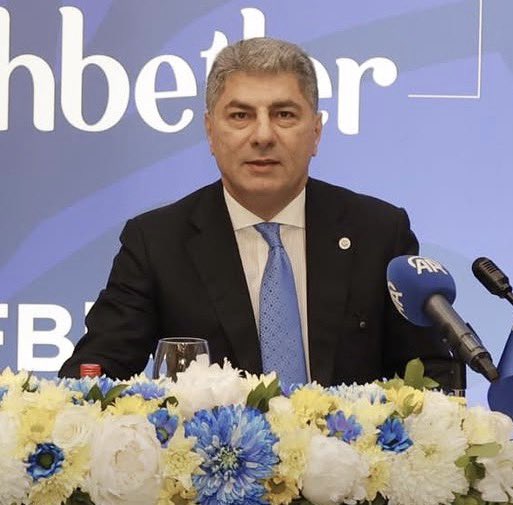 SerhatUmut's tweet photo. İyi kalbinize, samimi heyecanınıza, enerjinize, mütevazılığınıza ve candanlığınıza şahit olmaktan; sizi tanımış olmaktan çok mutluyum Başkanım.

Fenerbahçe için çok güzel hayallerimiz vardı ve bunların hepsinin sizin liderliğinizde gerçekleşeceğini biliyorduk; zira yapabileceklerinizde ne kadar samimi olduğunuzu hissediyorduk.

Bizler her işte bir hayır olduğuna inanan insanlar olarak bunda da bir hayır olduğunu düşünüyoruz. Cenab-ı Allah her zaman yanınızda ve yardımcınız olsun.

Ben de, ihtiyacınız olduğunu hissettiğiniz her an yanınızda olacağıma herkesin huzurunda söz veriyorum. #HakanSafi