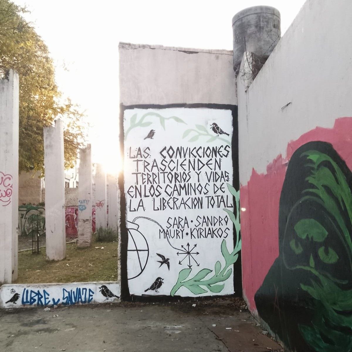 mmpapeurmmpamal's tweet photo. La Plata [Argentine]

« Les convictions transcendent les territoires et les vies sur les chemins de la libération totale.
[En mémoire de] Sara, Sandro, Maury et Kyriakos »

« Libre et sauvage » https://t.co/5dU8Csnrrr