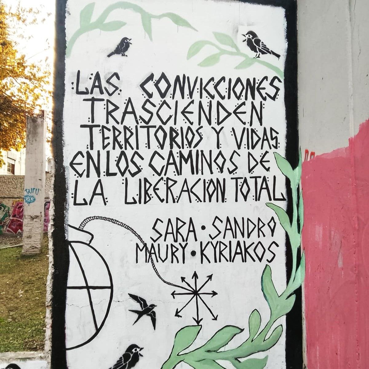 mmpapeurmmpamal's tweet photo. La Plata [Argentine]

« Les convictions transcendent les territoires et les vies sur les chemins de la libération totale.
[En mémoire de] Sara, Sandro, Maury et Kyriakos »

« Libre et sauvage » https://t.co/5dU8Csnrrr