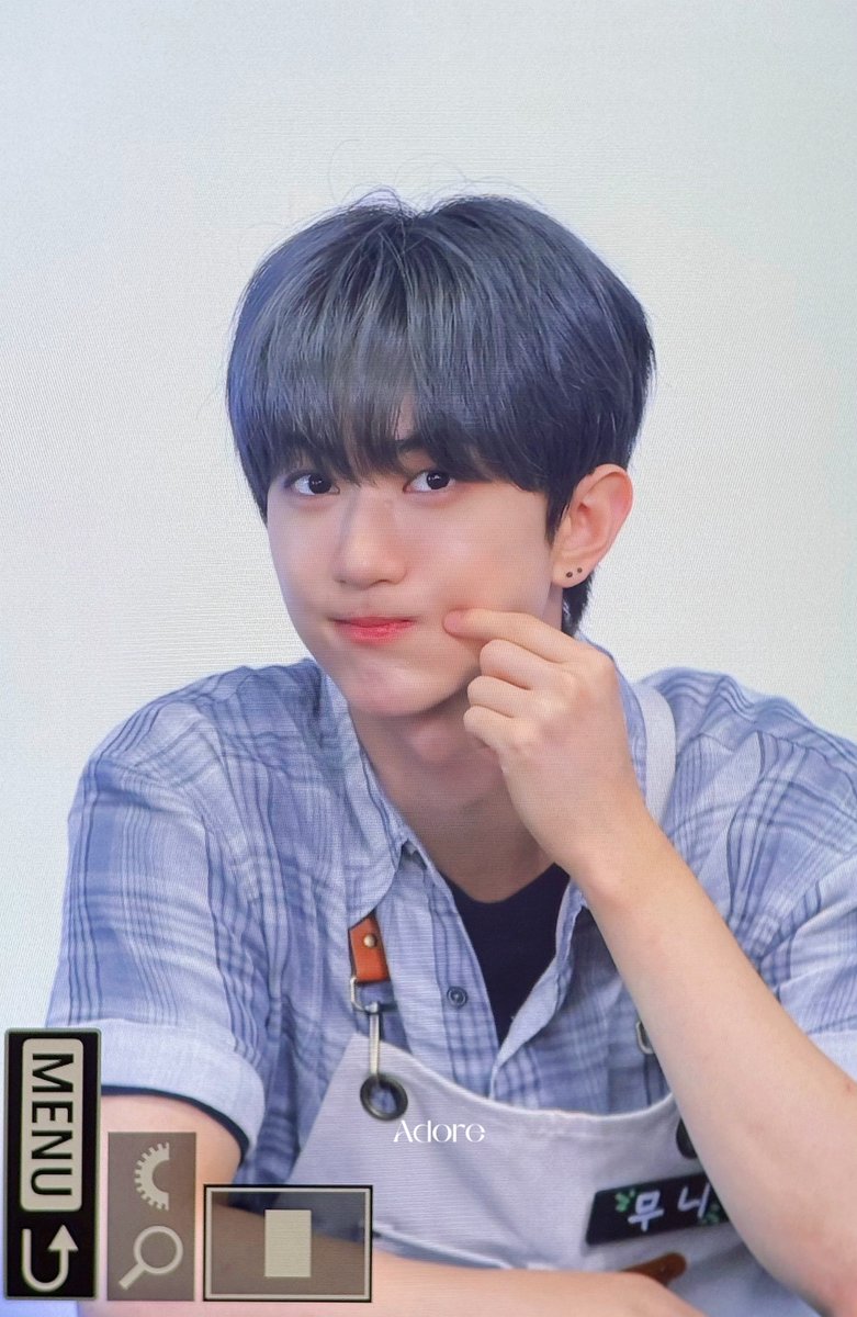 Adore629's tweet photo. 260607 장사는 접었지만 그래도 평점 만점 드리겠습니다 #유나이트 #YOUNITE #경문 #KYUNGMUN https://t.co/mCDV4GbjTd