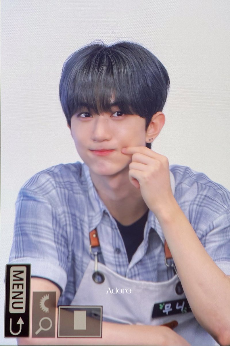 Adore629's tweet photo. 260607 장사는 접었지만 그래도 평점 만점 드리겠습니다 #유나이트 #YOUNITE #경문 #KYUNGMUN https://t.co/mCDV4GbjTd