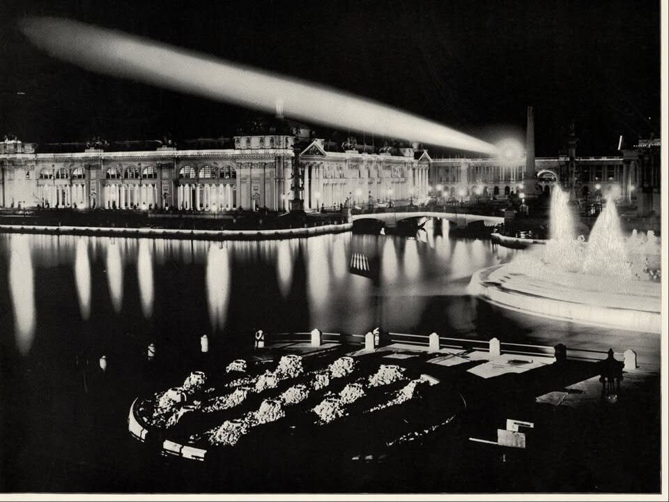 einsteresante's tweet photo. Vista de la Exposición Colombina o Feria Mundial de Chicago de 1893. La iluminación fue proveída por George Westinghouse y Nikola Tesla, lo que les dio al empresario y al ingeniero la victoria en la guerra de las corrientes. #historia #ciencia https://t.co/bvLCnSSFv3