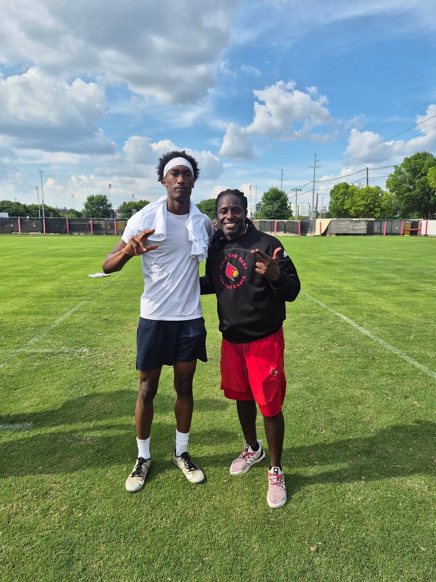 JarelButler11's tweet photo. Blessed to showcase my talent at the University Of Louisville camp!
@FHS_Dawgs_FB 
@deionbranch84 
@LouisvilleFB 
@coachdov https://t.co/az6N3Np2tW