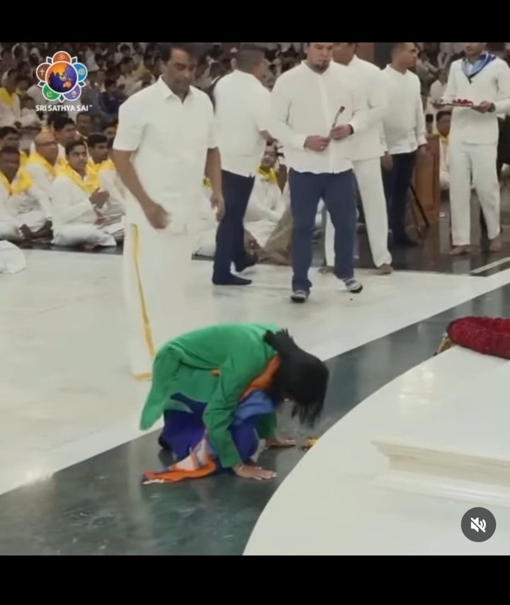 ElGanadorHenry's tweet photo. 🇺🇲🇻🇪Delcy acaba de sellar su destino

Primer mandamiento!

"No te inclinarás ante ningún otro dios"

Delcy inclinada ante Sai Baba, un feo q se creia la reencarnación de Dios y se murió y no revivió https://t.co/tqZhxz9YXD