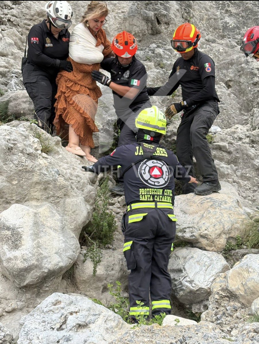 LALOGOYTIA's tweet photo. Que carajos tiene que andar haciendo una señora de 69 años con vestido trepando un cerro #huasteca #rescate #senderismo puro gastar recursos en rescatar gente imprudente. https://t.co/hx8mo2sRe7