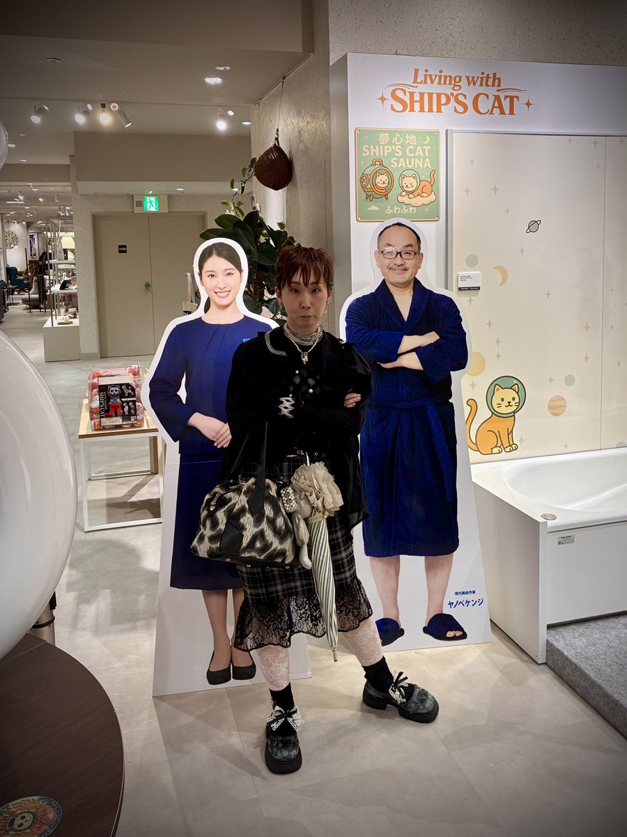 Mmituzono's tweet photo. 昨日、彩羽さんの個展の訪問と夫氏の搬入のあと、まだ時間があったので、なんば高島屋のタカラショールームに行ったよ。なぜってバスローブ姿のヤノベ先生のパネルを拝見したかった💘🛀（ちゃっかりお写真一緒に撮ってきた🌹）
シップスキャットさんのお風呂ももちろん見れたし夫も私も大満足🌸🐈🐩🐇 https://t.co/YXQmIsJCS8