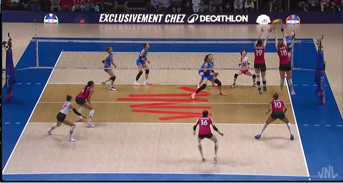 LearningVolley's tweet photo. Mayu Ishikawa goes over top Anna Smrek's block,  who is 30 cm (1 ft) taller https://t.co/WSFlBHqyhp