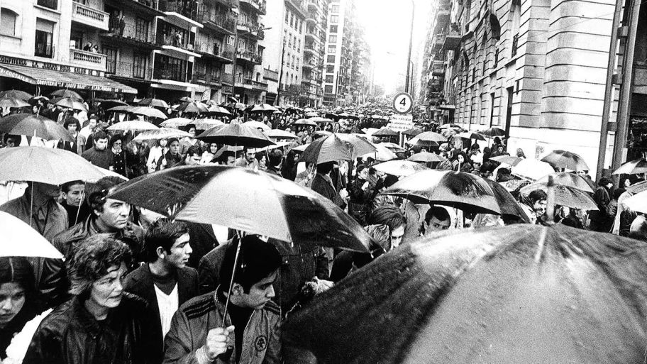 mariaeva40451's tweet photo. Sabían que la lluvia se hizo presente en los funerales de #EvaPerón,también en el funeral de #JDPerón y el de #NéstorKirchner ?
Ahora se largó en la despedida al #INDIO .
El cielo siempre se suma al llanto popular. Aún así,el Pueblo permanece,para mí porque el amor es más fuerte. https://t.co/PA0jG0GNMz