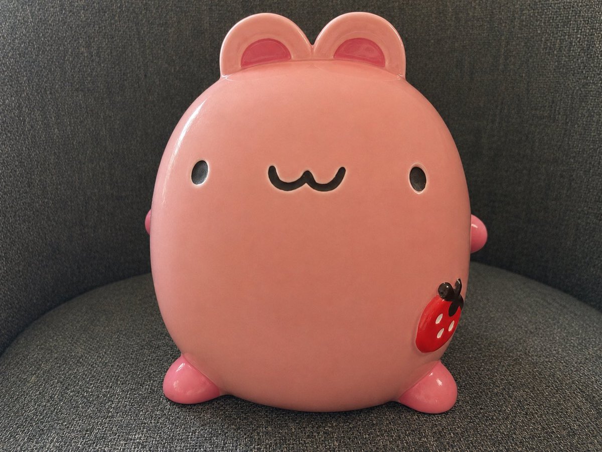 chanrikoo's tweet photo. 平成初期小学生の時にお誕生日に貰った🐰
多分マザーガーデン🍓
（AIで反射消してる） https://t.co/HCeSci8qrR
