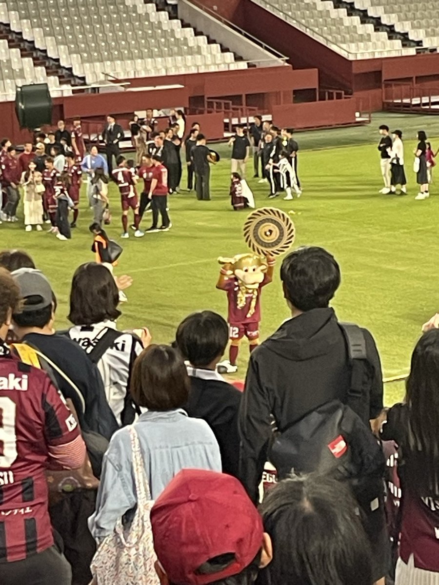 visselrun's tweet photo. 昨日の百年構想リーグ優勝報告会
ヴィッセルファミリーや全国の神戸サポ、兵庫県や神戸市が力を合わせて獲った唯一無二の貴重な栄光のタイトル🏆🥇

次は悲願となるACLE優勝へ、渡航という
ヴィッセルファミリーの挑戦はこれからも続き、更に強くなる
#ヴィッセル神戸
#百年構想リーグ
#優勝報告会 https://t.co/0Cr8BO0fcu