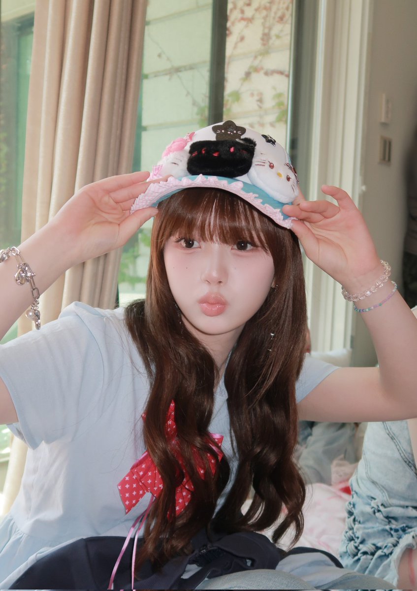 DEVILISH_G1RL's tweet photo. [ 🎀 ]  Karin nos bastidores do photoshoot de LOVE&amp;POP pt1 https://t.co/4IOi4qOOeS