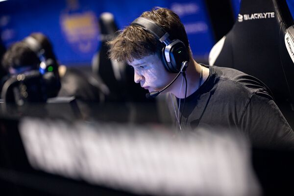 CentelFortnite's tweet photo. REPORT: VicterV's room in the DIG house is the same room Sphinx masturbated in, and the same room that AsianJeff had been smearing poop on the walls. https://t.co/VdVxEV3a8H