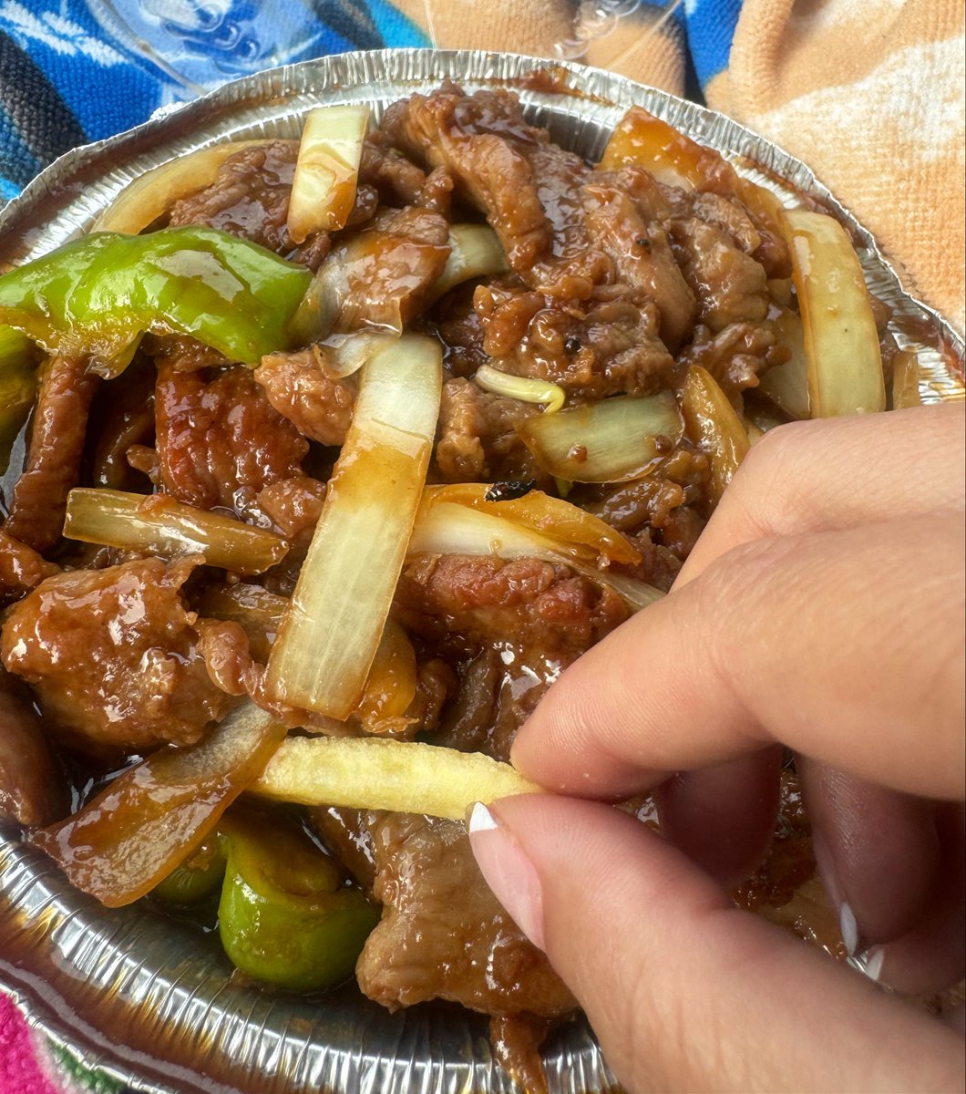 fulanitaYanie's tweet photo. Hoy pudo ser un mejor día, pero mañana lo será!! Mientras tanto lo cerramos con unos chinos ricos y papas fritas.😋
#TeamFit 🤭 https://t.co/uO54VZs9We