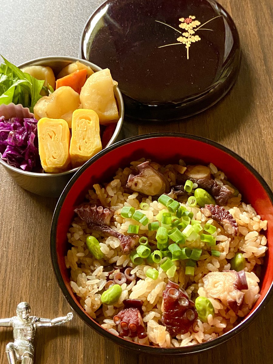 178R's tweet photo. 今日のお弁当。

タコ飯。
肉じゃが、紫キャベツのマリネなど。

タコが小さいので、
炊き込まず仕上げました。

#お弁当記録 #お弁当作り楽しもう部 #今日のお弁当 https://t.co/FJeEcPG52E
