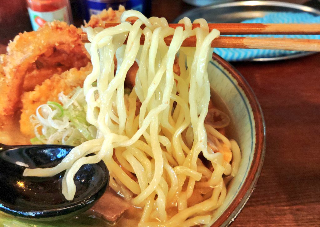 v_05003yukikaze's tweet photo. たき山@天王町
つったい肉中華　げそ天
フワリと良い香り…
初訪です
ちょっと出遅れたので
なかなか待ちましたが
スッキリした鶏も強く感じるスープに
独特の麺がたまらない一杯
親鶏のシッカリした食感に
噛めば噛むほど出て来る味も良いなぁ～
美味しかったです
ご馳走様でした！ https://t.co/yhWzrAkPOs