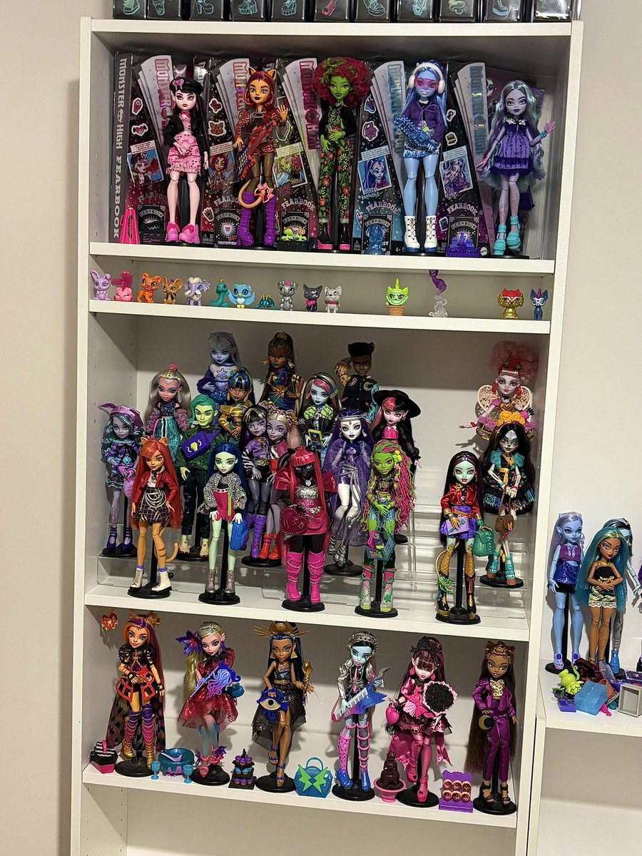 Jaronators's tweet photo. The shelf is coming along nicely https://t.co/67Fei2yaGl