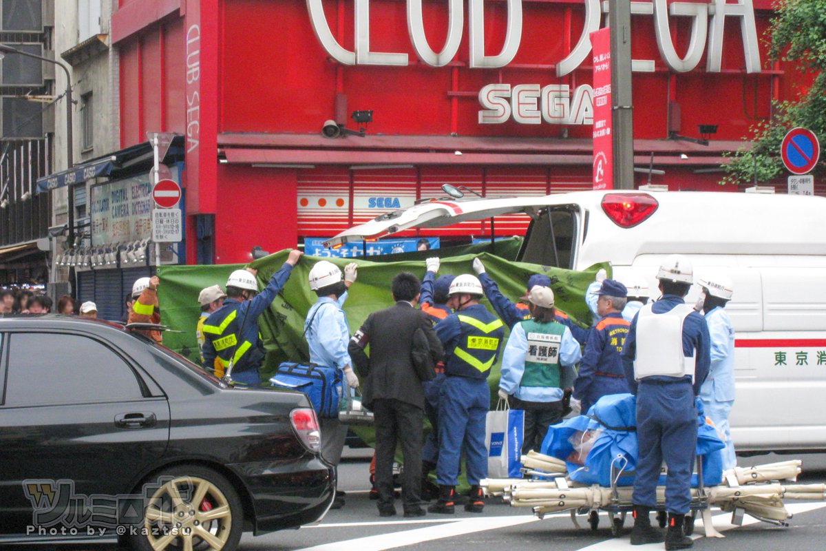 kaztsu's tweet photo. 2008年6月8日、日曜日の昼過ぎ、秋葉原・中央通りで通り魔事件が発生。歩行者天国をトラックで侵入しひとを跳ね、その後ナイフで無差別に通行人を刺し殺害していった事件。あの日からきょうで十八年 https://t.co/Ye7l26JMQp