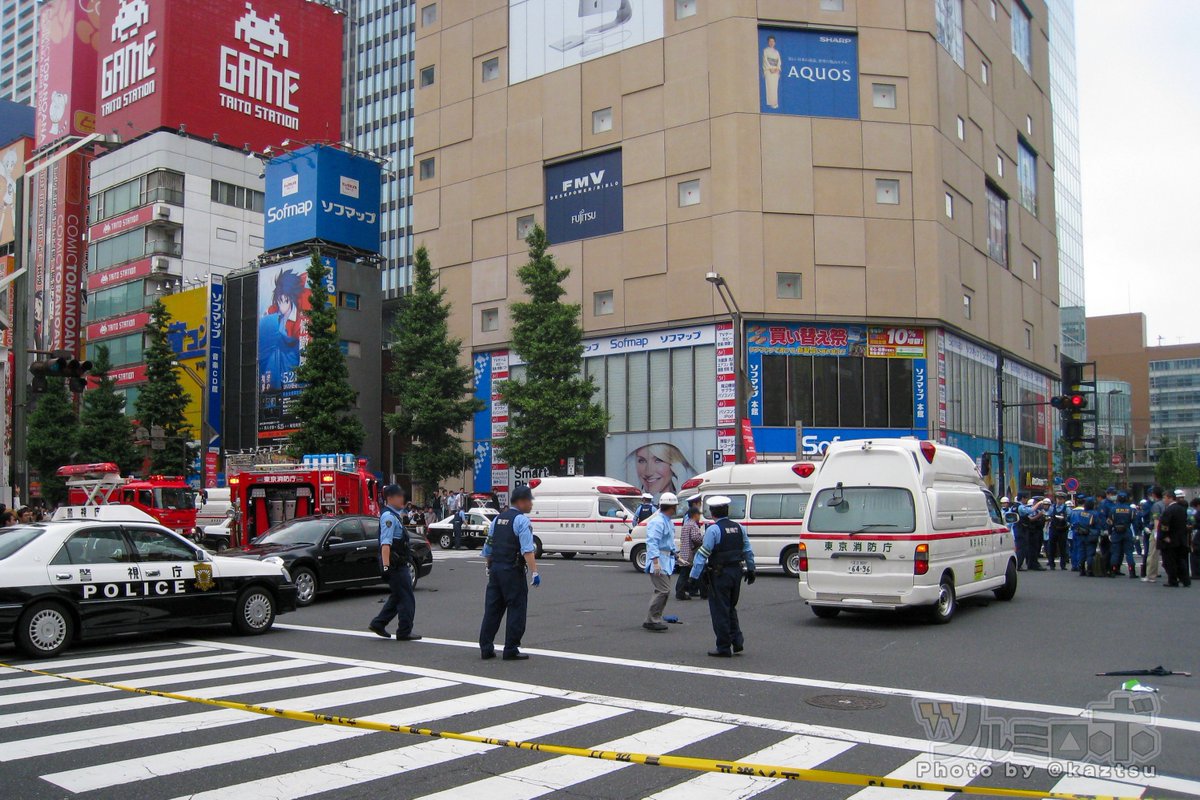 kaztsu's tweet photo. 2008年6月8日、日曜日の昼過ぎ、秋葉原・中央通りで通り魔事件が発生。歩行者天国をトラックで侵入しひとを跳ね、その後ナイフで無差別に通行人を刺し殺害していった事件。あの日からきょうで十八年 https://t.co/Ye7l26JMQp