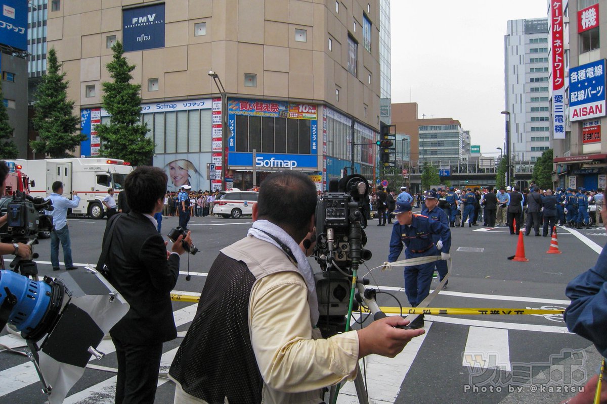 kaztsu's tweet photo. 2008年6月8日、日曜日の昼過ぎ、秋葉原・中央通りで通り魔事件が発生。歩行者天国をトラックで侵入しひとを跳ね、その後ナイフで無差別に通行人を刺し殺害していった事件。あの日からきょうで十八年 https://t.co/Ye7l26JMQp