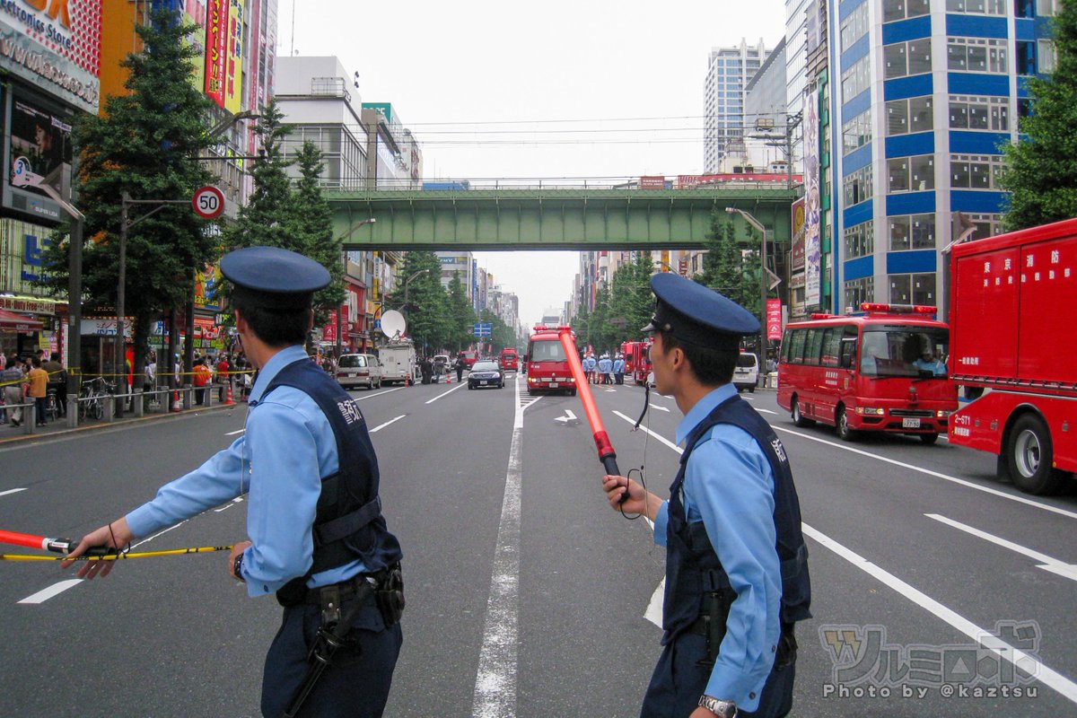 kaztsu's tweet photo. 2008年6月8日、日曜日の昼過ぎ、秋葉原・中央通りで通り魔事件が発生。歩行者天国をトラックで侵入しひとを跳ね、その後ナイフで無差別に通行人を刺し殺害していった事件。あの日からきょうで十八年 https://t.co/Ye7l26JMQp