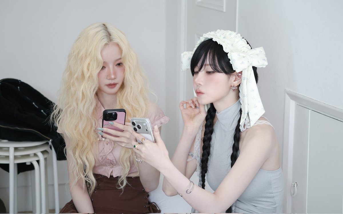 DEVILISH_G1RL's tweet photo. [ 🍵🐈‍⬛ ]  Soyo e Taki nos bastidores do photoshoot de LOVE&amp;POP pt1 https://t.co/8hZZ2b6PHY