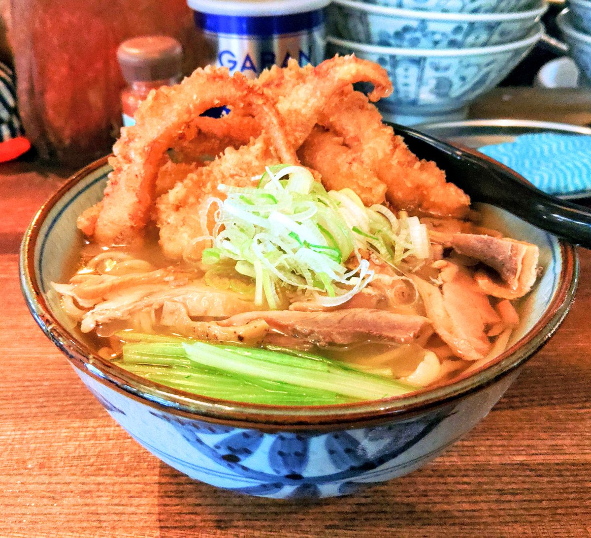 v_05003yukikaze's tweet photo. たき山@天王町
つったい肉中華　げそ天
フワリと良い香り…
初訪です
ちょっと出遅れたので
なかなか待ちましたが
スッキリした鶏も強く感じるスープに
独特の麺がたまらない一杯
親鶏のシッカリした食感に
噛めば噛むほど出て来る味も良いなぁ～
美味しかったです
ご馳走様でした！ https://t.co/yhWzrAkPOs