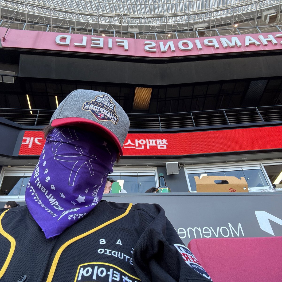 ddaengjjun's tweet photo. sion goes on full robbery undercover while daeng believes he could be a normal citizen again IS FRYING MEEEE https://t.co/RCced1itgv