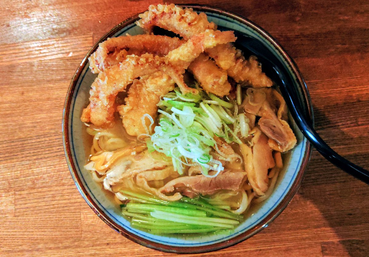 v_05003yukikaze's tweet photo. たき山@天王町
つったい肉中華　げそ天
フワリと良い香り…
初訪です
ちょっと出遅れたので
なかなか待ちましたが
スッキリした鶏も強く感じるスープに
独特の麺がたまらない一杯
親鶏のシッカリした食感に
噛めば噛むほど出て来る味も良いなぁ～
美味しかったです
ご馳走様でした！ https://t.co/yhWzrAkPOs