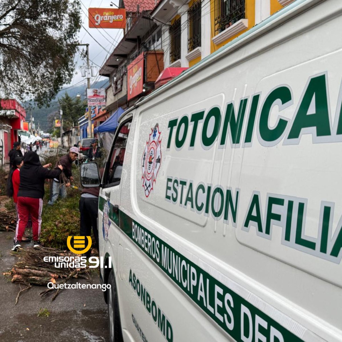 JimmyChaclan_EU's tweet photo. En la zona 4 de #Totonicapán, por causas que se desconocen se desprende la rama de un árbol y cae sobre la vía pública, lo que provocó que la vía quedara obstaculizada. Bomberos Municipales y autoridades comunales realizaron trabajos para retirar las ramas. @EmisorasUnidas https://t.co/kj8eLGvd8x