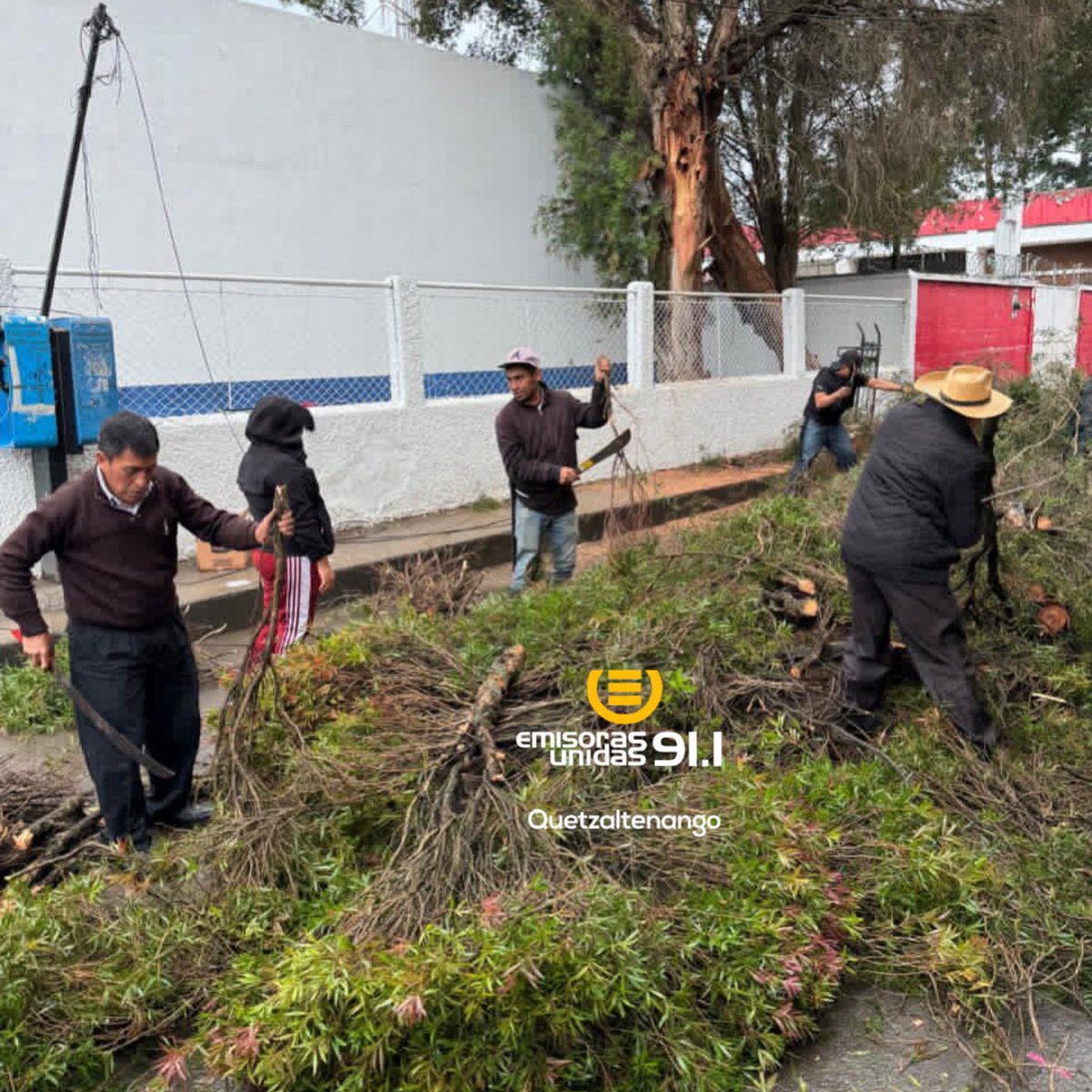 JimmyChaclan_EU's tweet photo. En la zona 4 de #Totonicapán, por causas que se desconocen se desprende la rama de un árbol y cae sobre la vía pública, lo que provocó que la vía quedara obstaculizada. Bomberos Municipales y autoridades comunales realizaron trabajos para retirar las ramas. @EmisorasUnidas https://t.co/kj8eLGvd8x