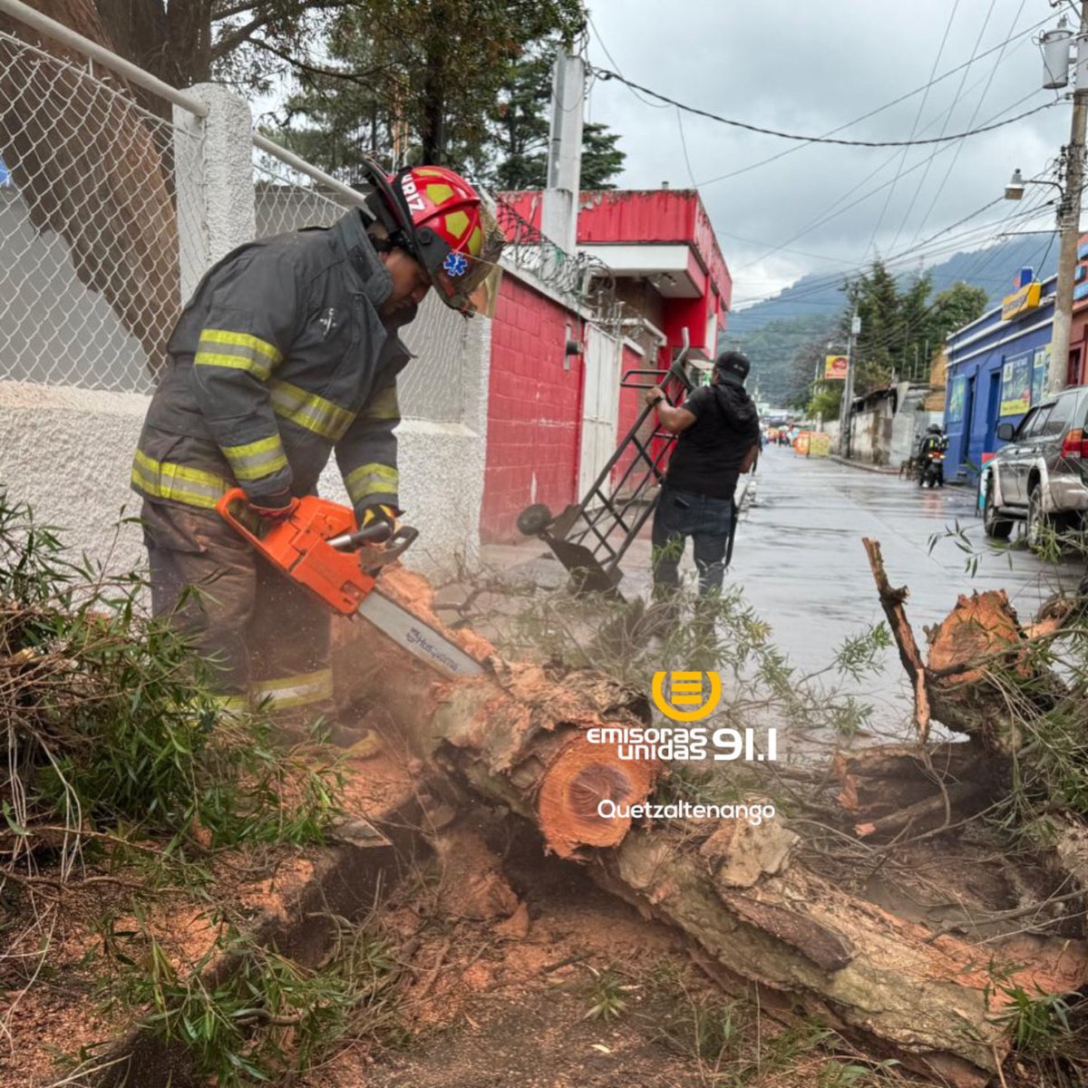 JimmyChaclan_EU's tweet photo. En la zona 4 de #Totonicapán, por causas que se desconocen se desprende la rama de un árbol y cae sobre la vía pública, lo que provocó que la vía quedara obstaculizada. Bomberos Municipales y autoridades comunales realizaron trabajos para retirar las ramas. @EmisorasUnidas https://t.co/kj8eLGvd8x