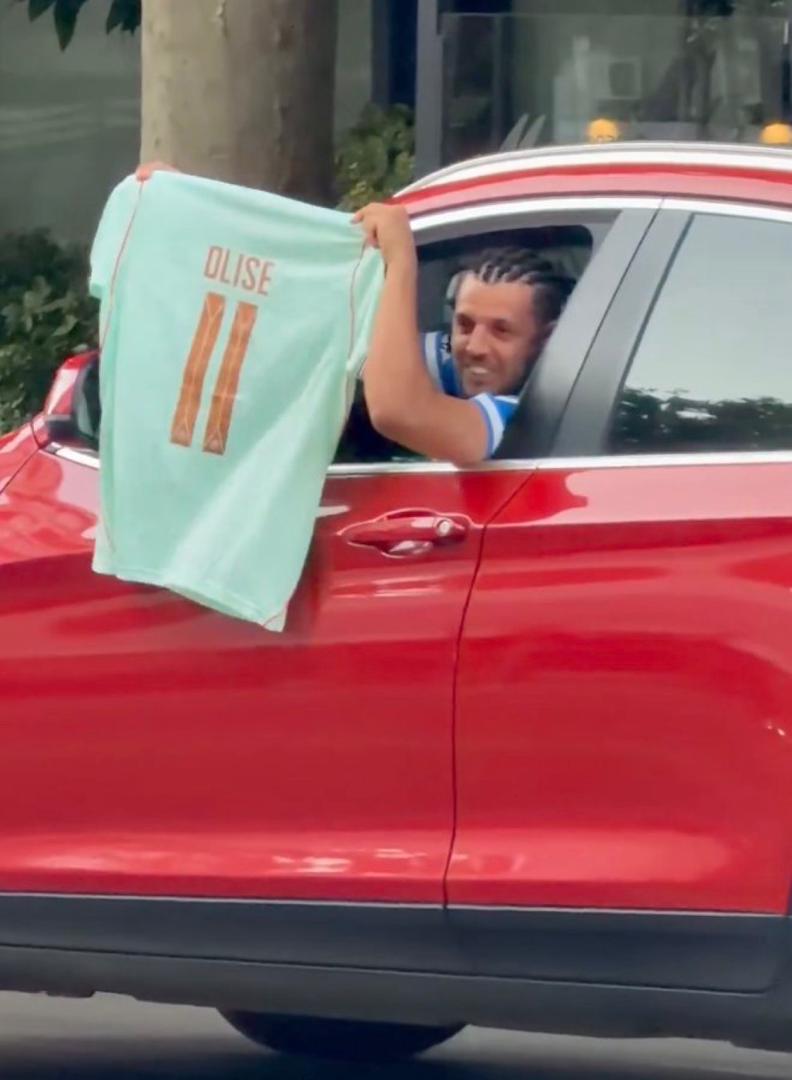 Balomike0's tweet photo. @FabrizioRomano 🚨 𝗡𝗘𝗪: A Real Madrid fan showing Florentino Perez a shirt of Michael Olise and shouting: "Vamos presi…" https://t.co/qxhjgBYxHw