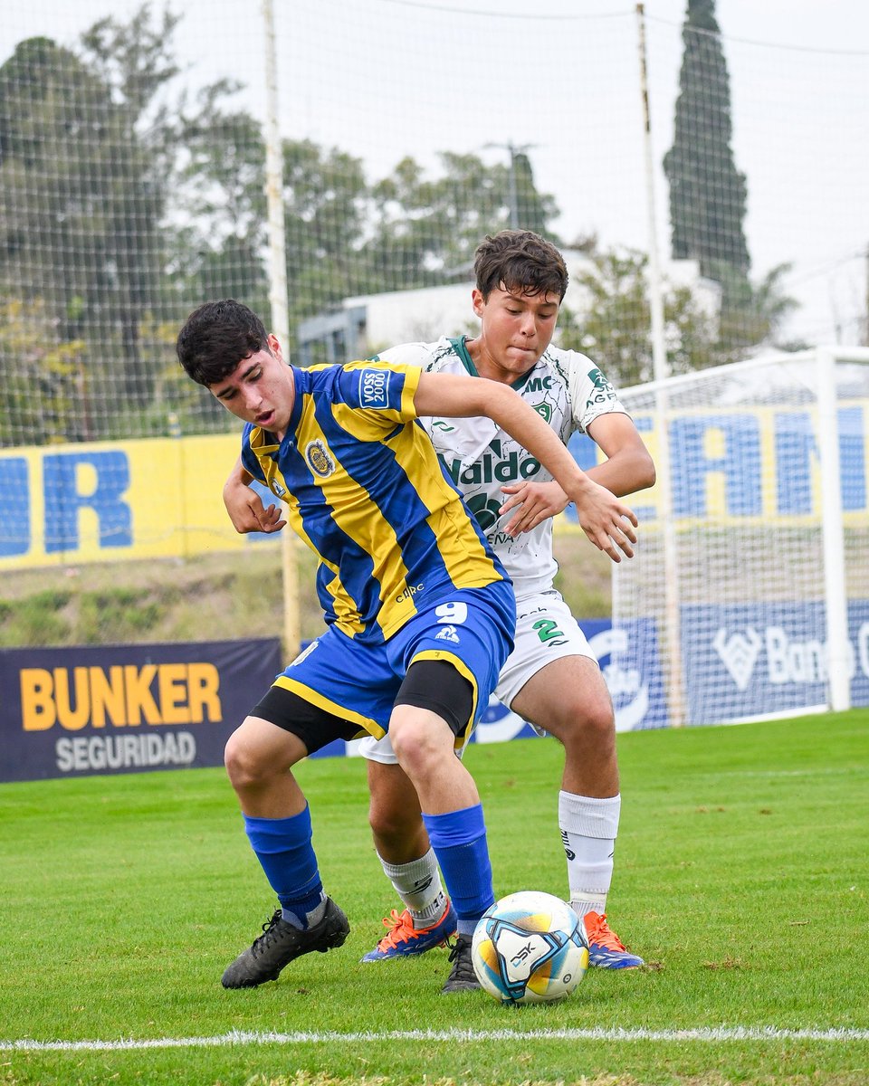 CARCJuveniles's tweet photo. ⚽️🇺🇦 #JuvenilesLPF | ¡Sábado perfecto frente a Sarmiento (J)! 

➡️ El Canalla sumó los 18 puntos en juego ante el conjunto de Junín.

🏟️ Ciudad Deportiva CAS

4ta: Sarmiento 0-1 #RosarioCentral (Fausto López)
5ta: Sarmiento 0-2 #RosarioCentral (Tomás Stagnari y Gino Pavoni -p-)
6ta: Sarmiento 0-7 #RosarioCentral (Ilan González x3, Benjamín Ferraris x2, Juan Acevedo y Santino Giacopetti)

🏟️ Ciudad Deportiva CARC 

7ma: #RosarioCentral 2-0 Sarmiento (Lautaro Fernández y Bladimir Moreyra)
8va: #RosarioCentral 2-1 Sarmiento (Nicanor Gutiérrez y Jair Ramírez)
9na: #RosarioCentral 3-1 Sarmiento (Facundo Aguirre, Thiago López (p) y Santino Altamiranda

#VamosLosPibes💪🇺🇦