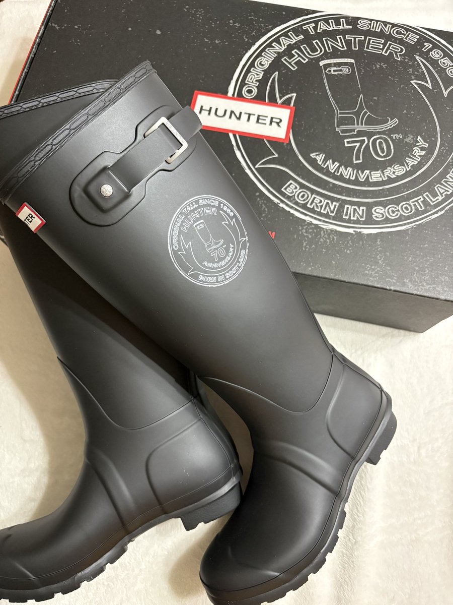 kana15816's tweet photo. 【HUNTER】
70th限定デザイン。。✨

ネットで見た瞬間、
絶対欲しくて昨日購入( ´ ▽ ` )ﾉ
箱も可愛い。。🖤

#HUNTER #HUNTER70th #レインブーツ 
#購入品 https://t.co/cxjfk9G3ZW