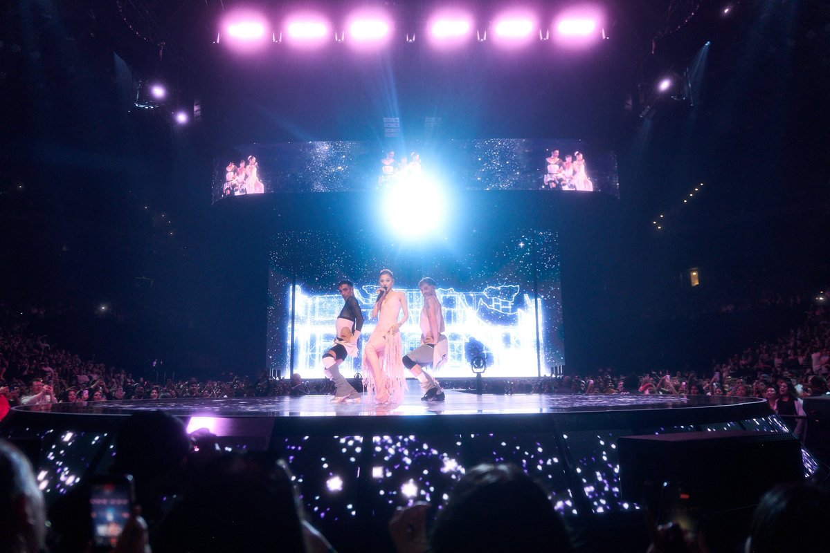 AGrande_ARG's tweet photo. LOS VISUALS! Ariana Grande en el eternal sunshine tour 🤍 https://t.co/aPrfcLFvjD