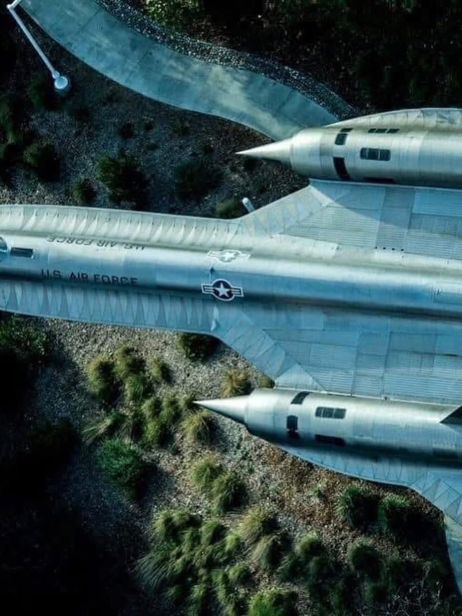 Habubrats71's tweet photo. Why did they start the blackbirds' engines one at a time, never at the same time?
Because the engine was so powerful, if you started both engines at the same time, the airplane would start moving without a pilot🔥🔥 https://t.co/EmKB8VKigr