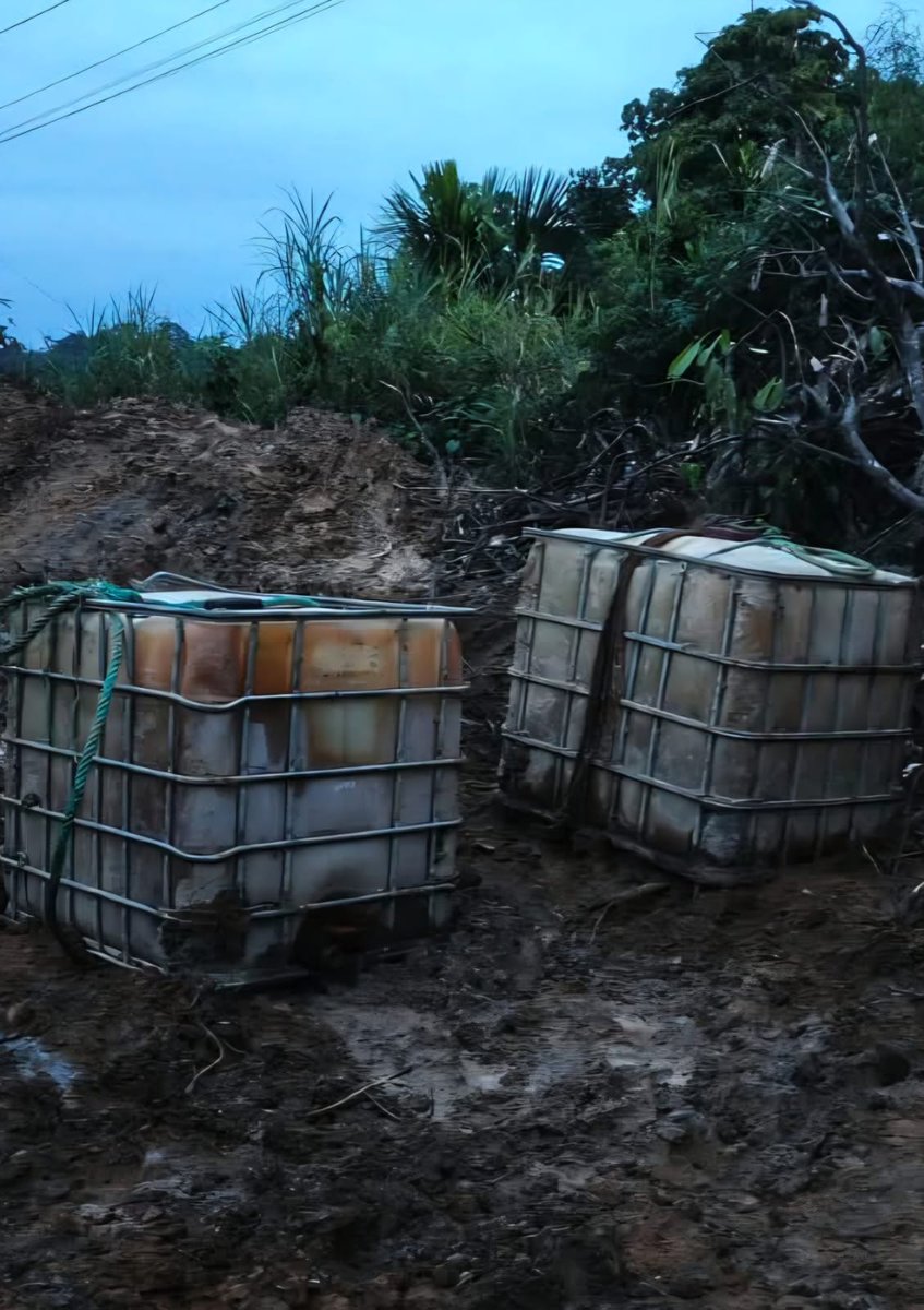 DefensaEc's tweet photo. 🚨#URGENTE 

¡LAS MAFIAS DE LA MINERÍA  ILEGAL SON ATACADAS POR TODOS LOS FRENTES: 249.000 DÓLARES MENOS PARA ESTAS ESTRUCTURAS CRIMINALES! 💪 

➡️ Un gran despliegue militar permitió identificar y destruir dos campamentos con maquinaria, equipos e infraestructura utilizados para actividades de extracción ilegal de minerales, afectando con aproximadamente 249.000 doláres a estas economías ilícitas. 

📌 Durante la intervención se destruyeron excavadoras, dragas, clasificadoras tipo Z, bombas de succión, tanques de combustible y un generador. 

📍 La operación fue ejecutada por las @FFAAECUADOR a través del @EjercitoECU, en los cantones Tena y Taisha. 

Seguimos firmes atacando a las mafias que atentan con la seguridad de la población. 👊