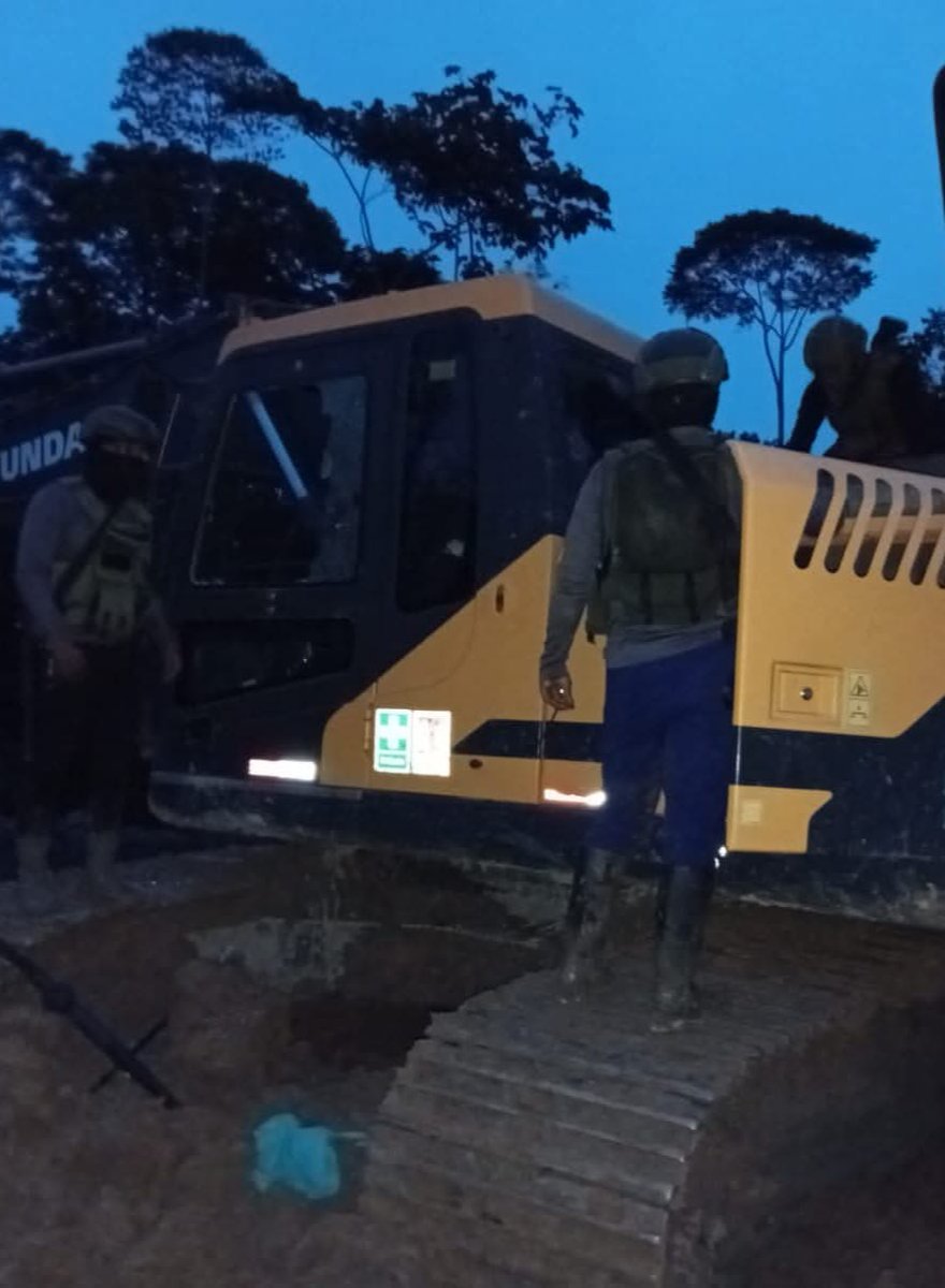 DefensaEc's tweet photo. 🚨#URGENTE 

¡LAS MAFIAS DE LA MINERÍA  ILEGAL SON ATACADAS POR TODOS LOS FRENTES: 249.000 DÓLARES MENOS PARA ESTAS ESTRUCTURAS CRIMINALES! 💪 

➡️ Un gran despliegue militar permitió identificar y destruir dos campamentos con maquinaria, equipos e infraestructura utilizados para actividades de extracción ilegal de minerales, afectando con aproximadamente 249.000 doláres a estas economías ilícitas. 

📌 Durante la intervención se destruyeron excavadoras, dragas, clasificadoras tipo Z, bombas de succión, tanques de combustible y un generador. 

📍 La operación fue ejecutada por las @FFAAECUADOR a través del @EjercitoECU, en los cantones Tena y Taisha. 

Seguimos firmes atacando a las mafias que atentan con la seguridad de la población. 👊
