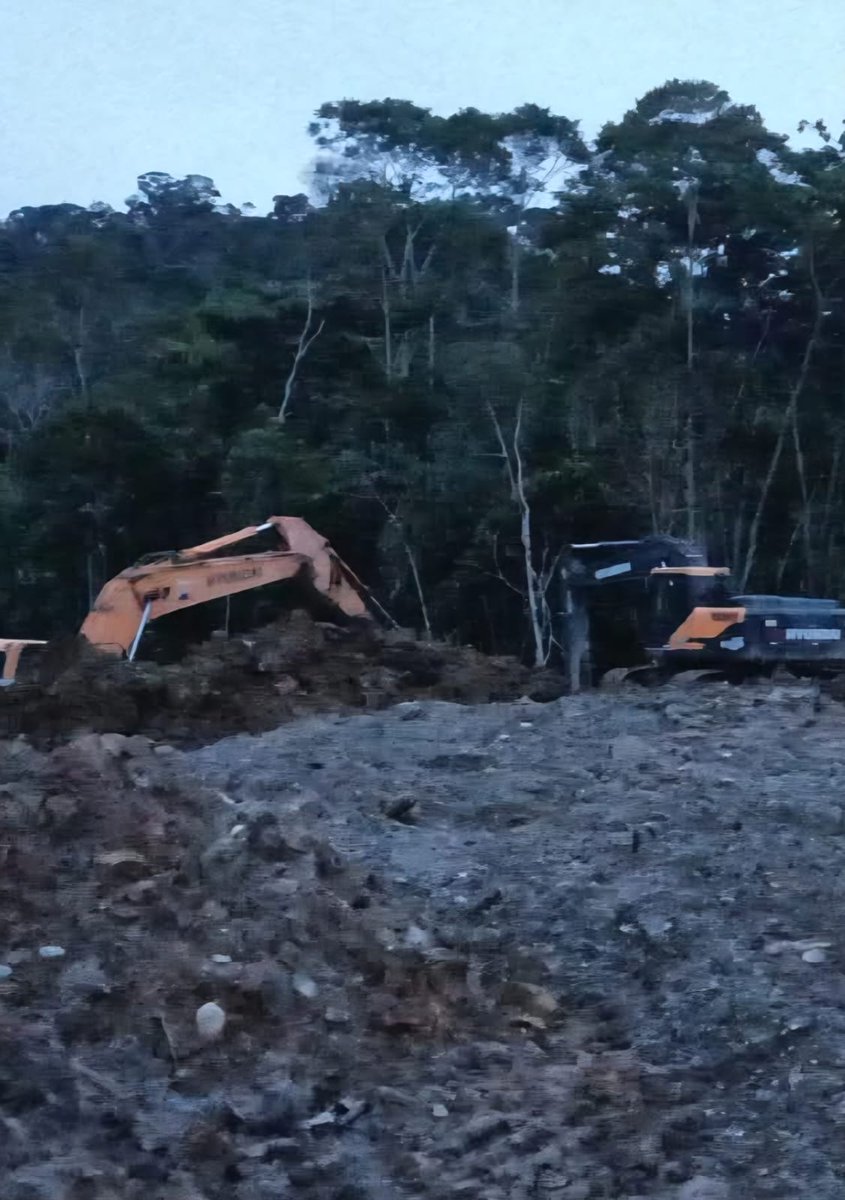 DefensaEc's tweet photo. 🚨#URGENTE 

¡LAS MAFIAS DE LA MINERÍA  ILEGAL SON ATACADAS POR TODOS LOS FRENTES: 249.000 DÓLARES MENOS PARA ESTAS ESTRUCTURAS CRIMINALES! 💪 

➡️ Un gran despliegue militar permitió identificar y destruir dos campamentos con maquinaria, equipos e infraestructura utilizados para actividades de extracción ilegal de minerales, afectando con aproximadamente 249.000 doláres a estas economías ilícitas. 

📌 Durante la intervención se destruyeron excavadoras, dragas, clasificadoras tipo Z, bombas de succión, tanques de combustible y un generador. 

📍 La operación fue ejecutada por las @FFAAECUADOR a través del @EjercitoECU, en los cantones Tena y Taisha. 

Seguimos firmes atacando a las mafias que atentan con la seguridad de la población. 👊