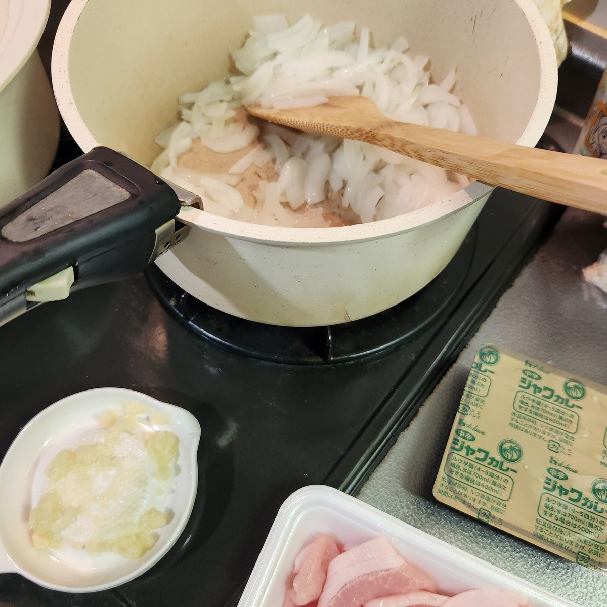 4887ta's tweet photo. いつものジャワカレー🎵
たまねぎはレンチンしてから時短と、スリニンニクはお水いれるタイミングで←という指示？指導？アリ(๑˃̵ᴗ˂̵)
#料理好きな人と繋がりたい
#おうちごはん
#ジャワカレー
#大切な人 https://t.co/q5AKKK8urq