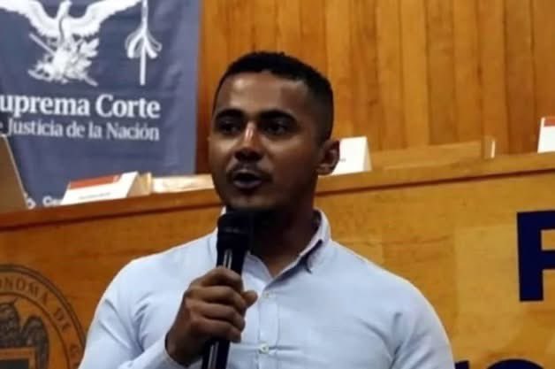 elmitoteromx's tweet photo. 🚨🇲🇽 Privan de la vida a activista e investigador de la Suprema Corte en Guerrero

Sael Silva Cisneros, de 31 años, perdió la vida tras un ataque armado registrado en Cuajinicuilapa, en la Costa Chica.

La Suprema Corte lamentó su fallecimiento y destacó su trabajo en la defensa de los derechos humanos, así como su labor en favor de las comunidades afromexicanas, indígenas y de la diversidad sexual.

Organizaciones y la propia SCJN exigieron una investigación pronta y el esclarecimiento de los hechos para que el caso no quede impune.

#ElMitotero #OrgullosamenteMitotero