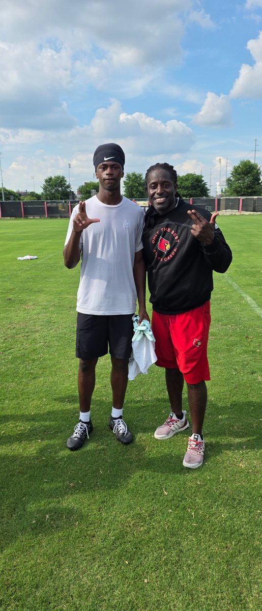 MikeTJr2029's tweet photo. Thank you @LouisvilleFB and @deionbranch84 for a great camp today. Had an amazing time in the ‘ville learning and competing. Be back soon! #backinthelab 💪🏾 
@JeffBrohm 
@vincemarrow 
@GoCards 
@BrianBrohm @247Sports @247recruiting @wru_coachgabe @Rivals @On3 https://t.co/CncMaBu0ex