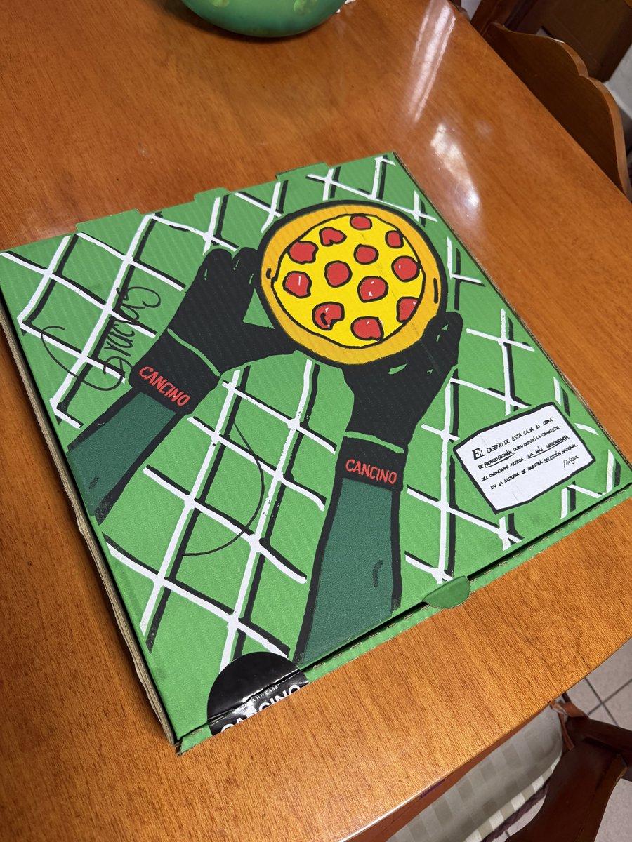 Skywakko's tweet photo. Mi cuñado trajo esta pizza de Cancino, me llamó la atención la caja y resulta que está diseñada por Ricardo Guzmán, quien ideó la legendaria camiseta mexicana de Aba Sport para el mundial de Francia ‘98 ⚽️ https://t.co/KKQjfFzpOU