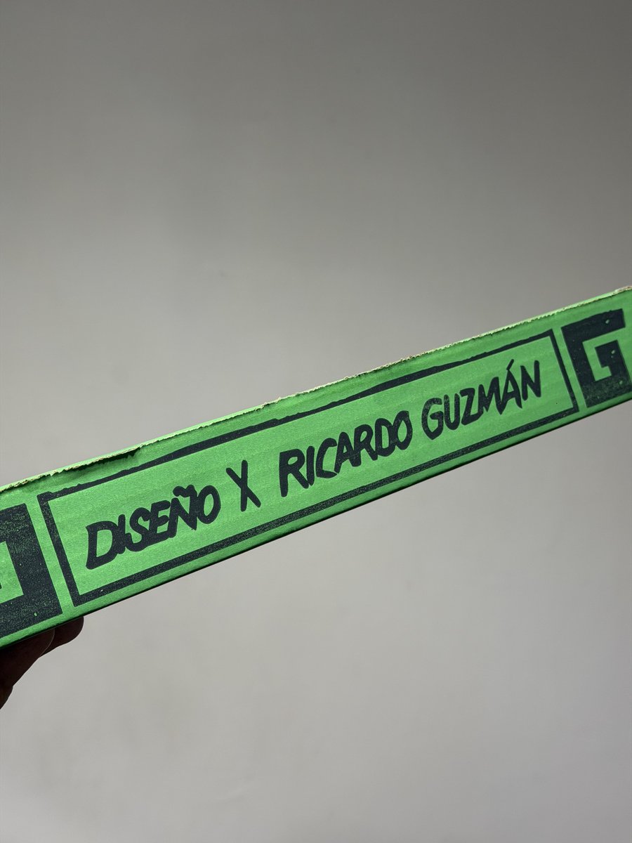Skywakko's tweet photo. Mi cuñado trajo esta pizza de Cancino, me llamó la atención la caja y resulta que está diseñada por Ricardo Guzmán, quien ideó la legendaria camiseta mexicana de Aba Sport para el mundial de Francia ‘98 ⚽️ https://t.co/KKQjfFzpOU