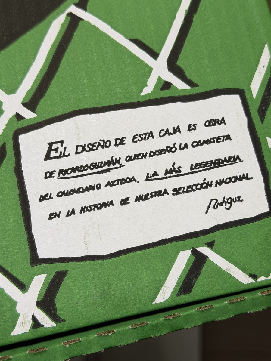 Skywakko's tweet photo. Mi cuñado trajo esta pizza de Cancino, me llamó la atención la caja y resulta que está diseñada por Ricardo Guzmán, quien ideó la legendaria camiseta mexicana de Aba Sport para el mundial de Francia ‘98 ⚽️ https://t.co/KKQjfFzpOU